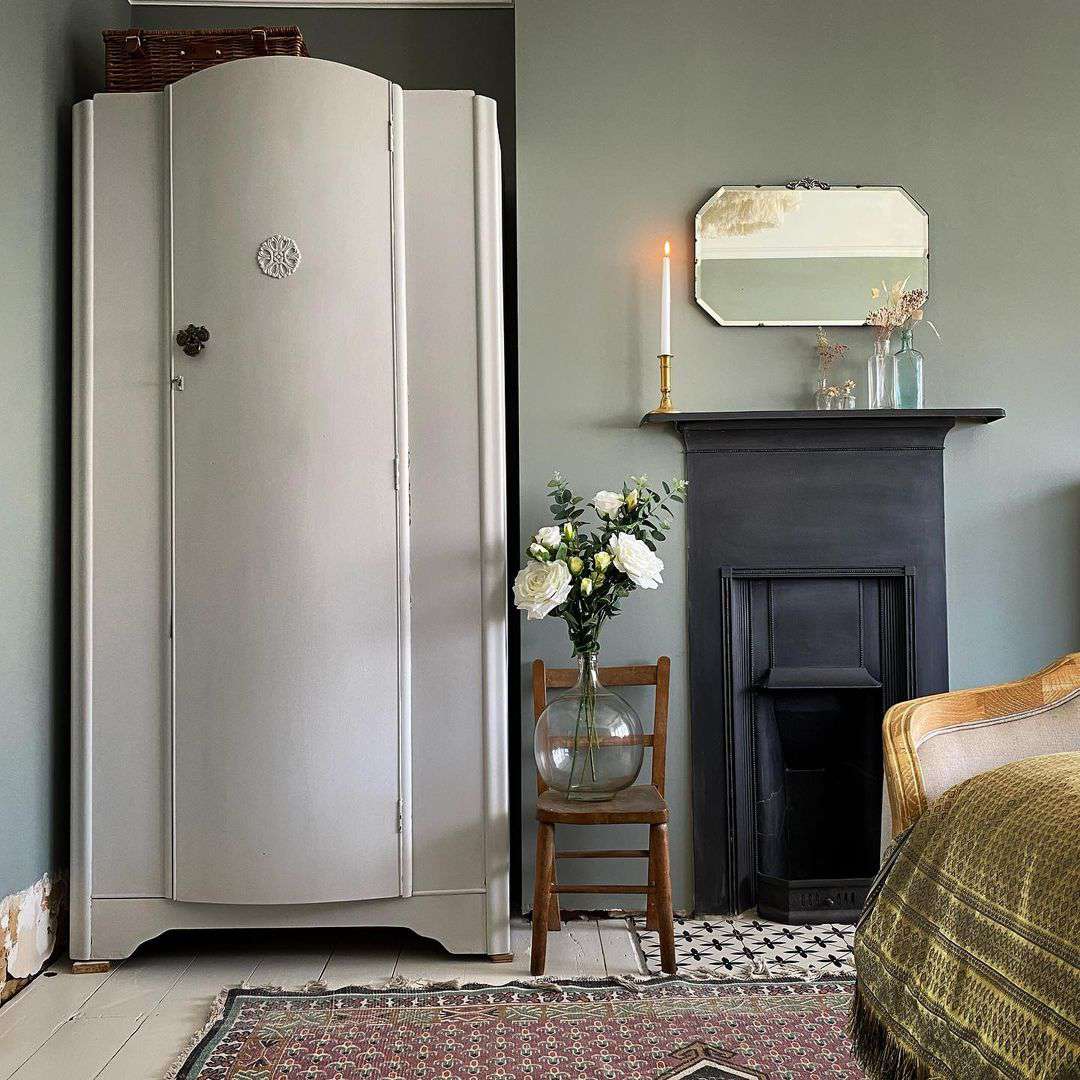 chambre à coucher gris, vert et noir