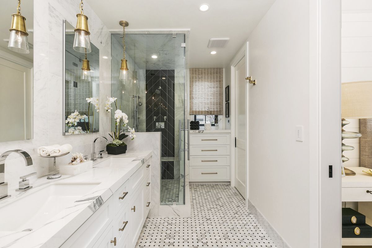 petite fenêtre dans la salle de bain