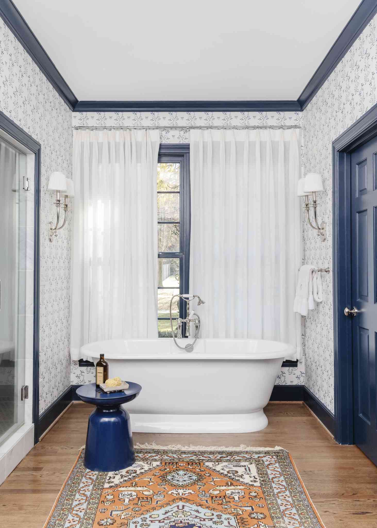 salle de bain avec rideaux derrière la baignoire