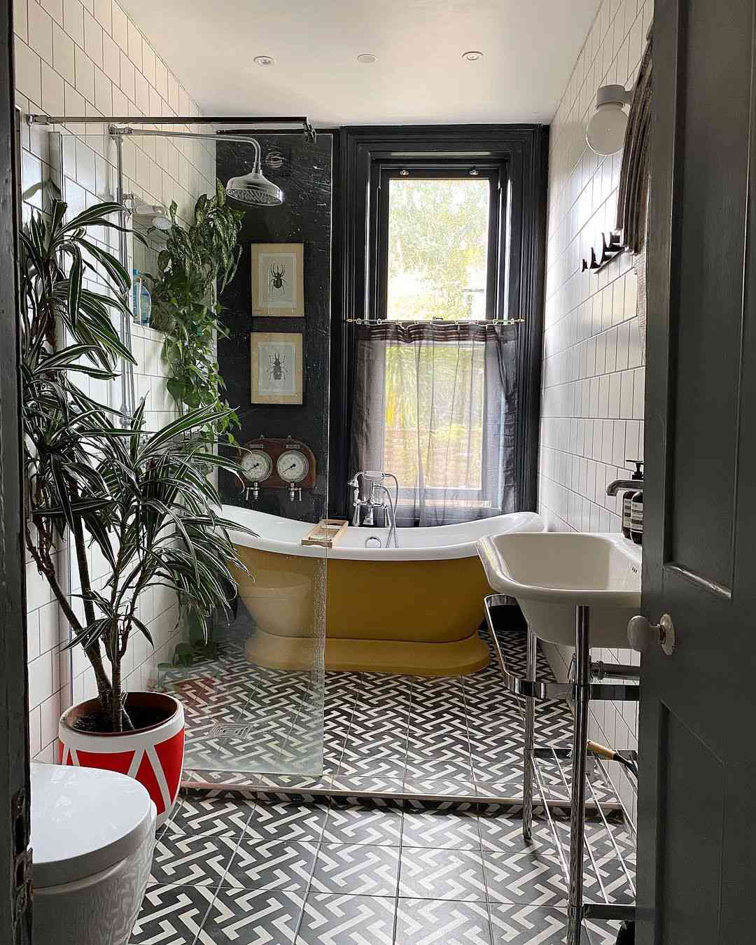 rideaux diaphanes par baignoire