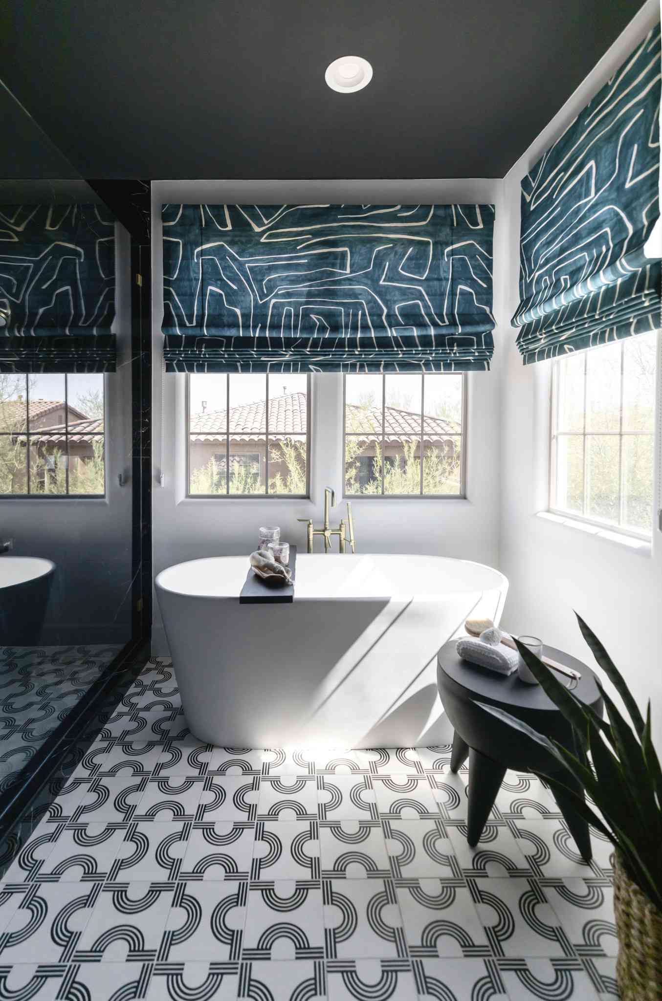 rideaux à motifs dans la salle de bain