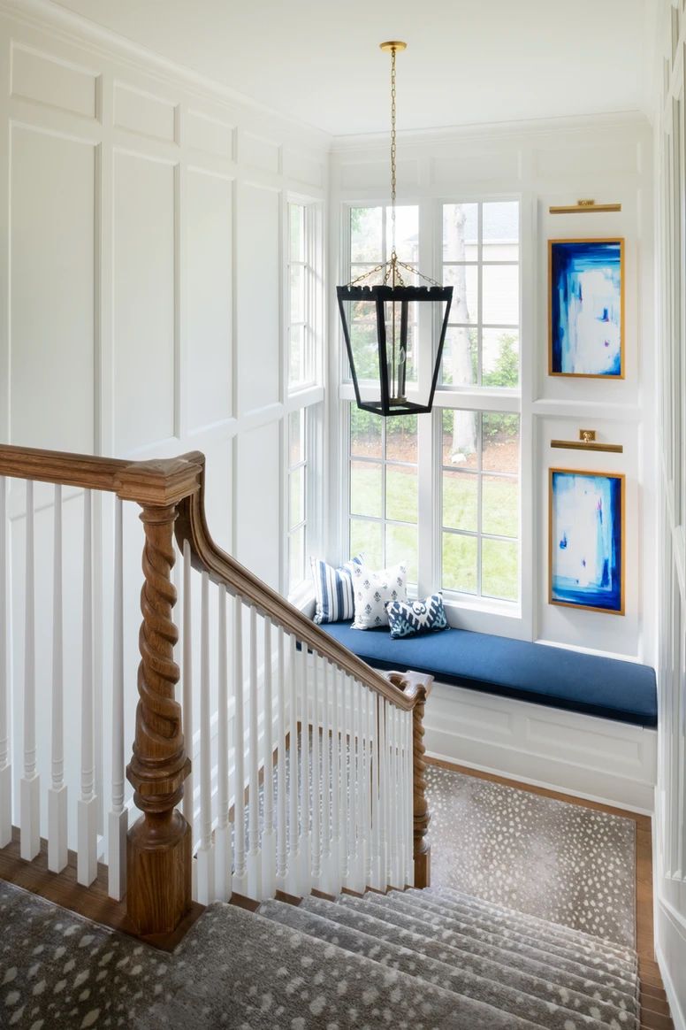 idées de sièges de fenêtre pour le palier de l'escalier
