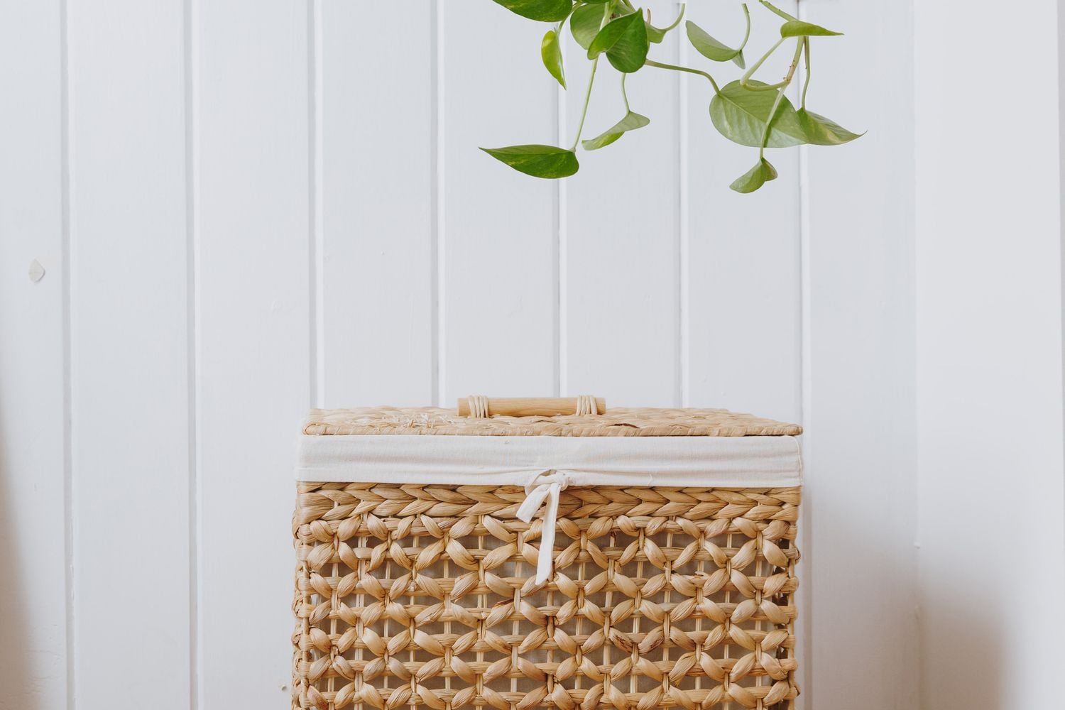 panier à linge dans la chambre à coucher
