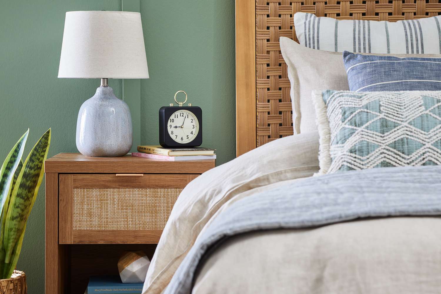Une lampe sur une table d'appoint à côté du lit