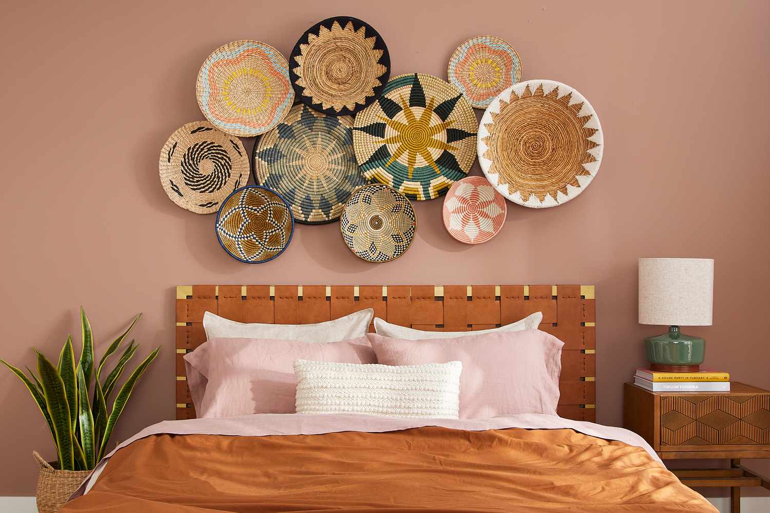Panier tressé suspendu au-dessus du lit dans la chambre à coucher