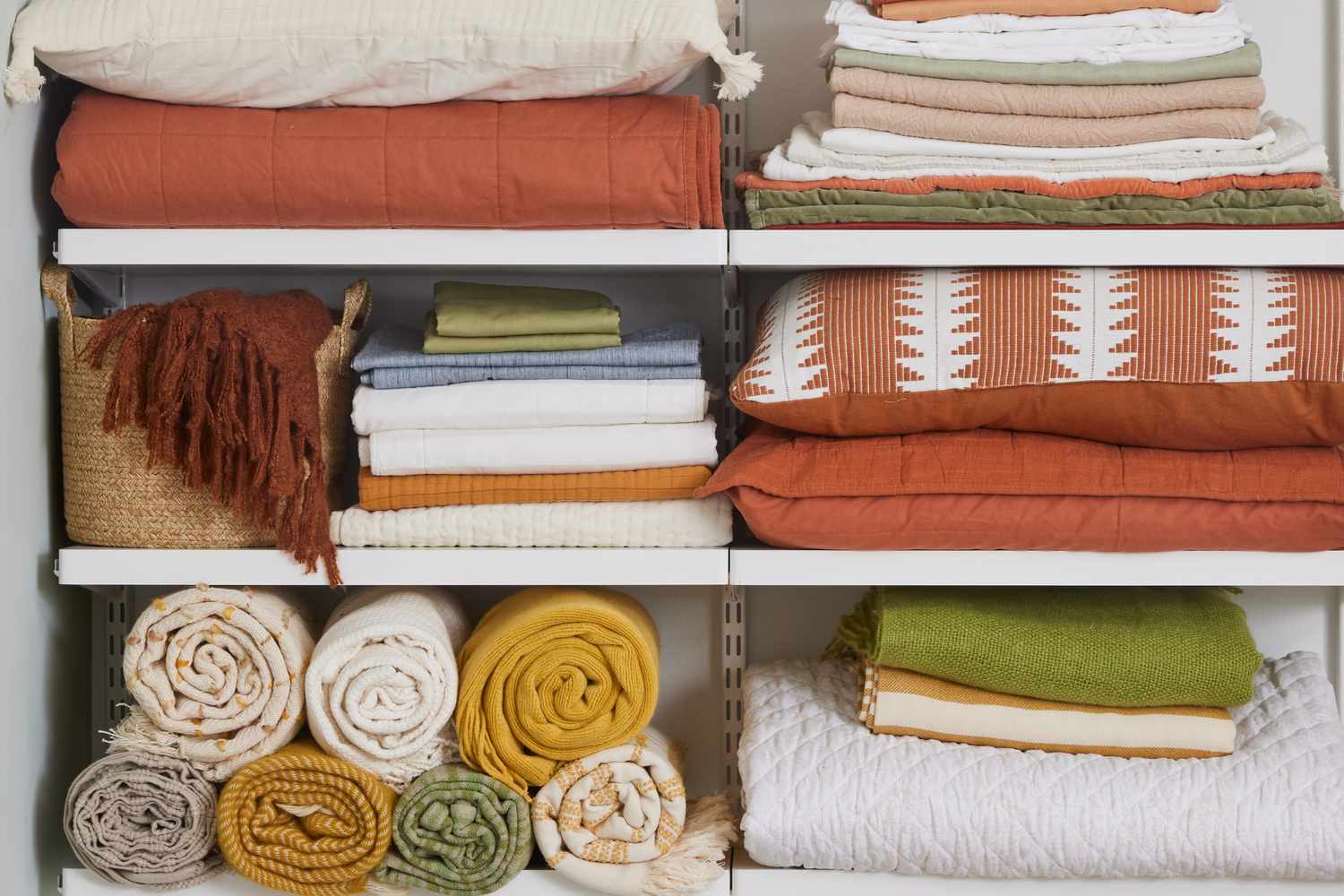Différents types de literie rangés sur les étagères de la lingerie