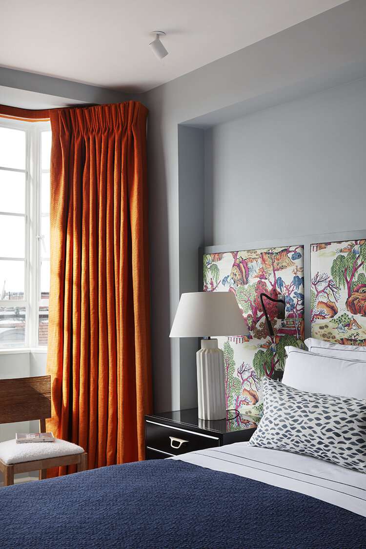 idées de chambres d'appartement rideaux de couleur audacieuse