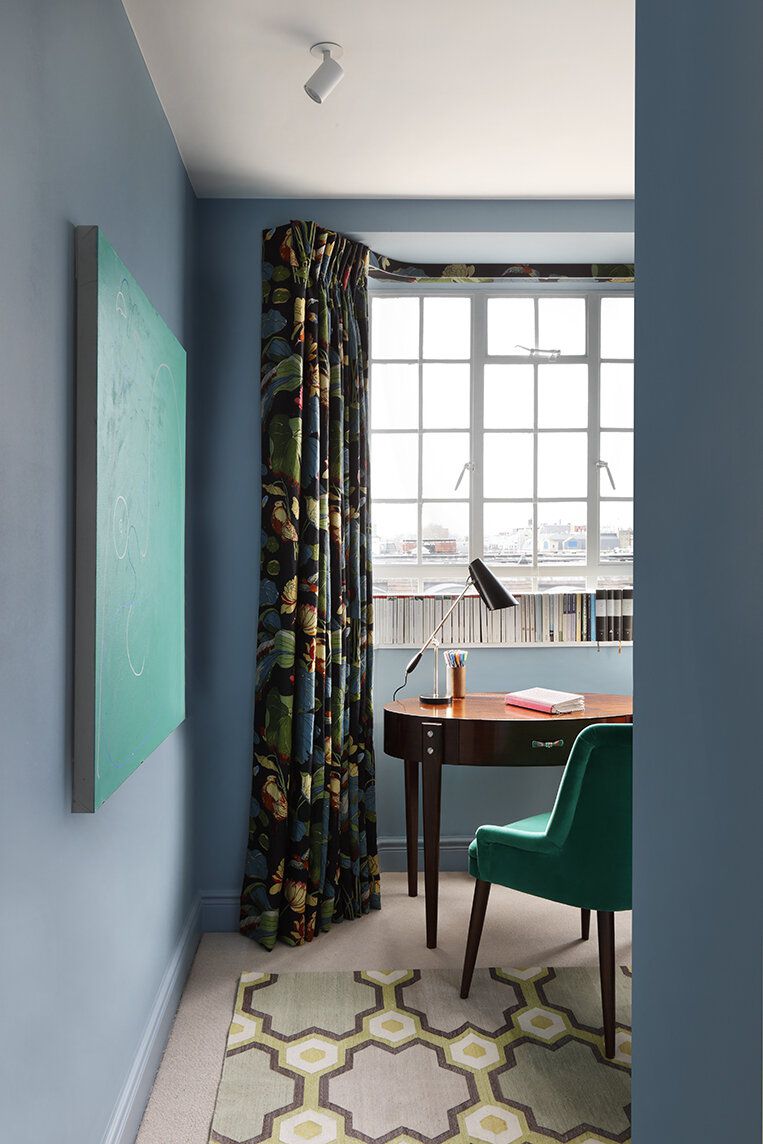 idées de chambres d'appartement livres sur rebord de fenêtre