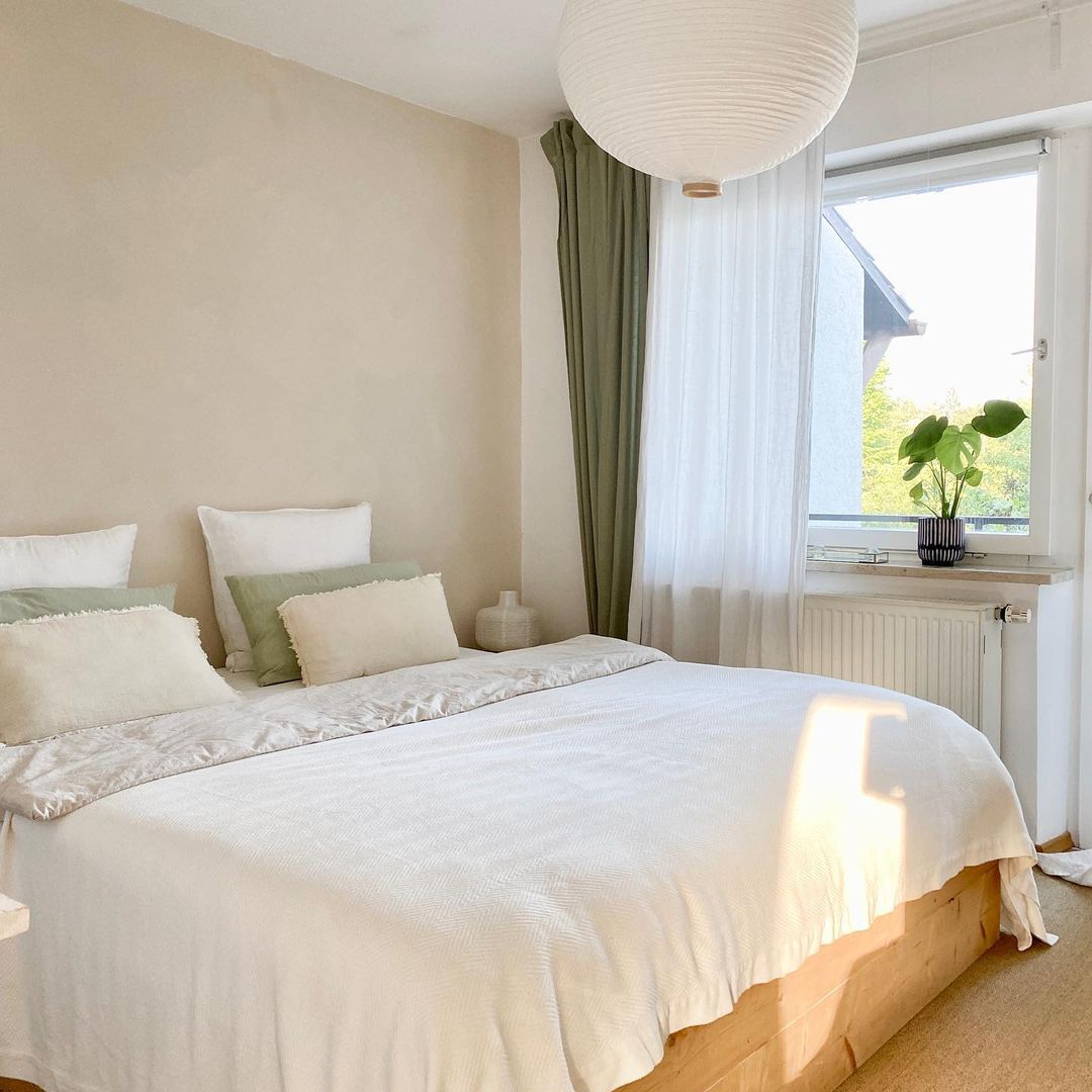 idées de chambres d'appartement paire de rideaux avec oreillers