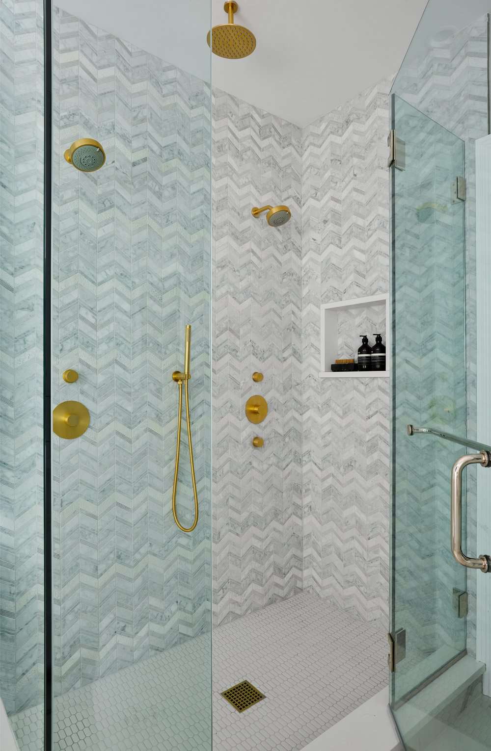 idées de carrelage pour douche à l'italienne différents motifs