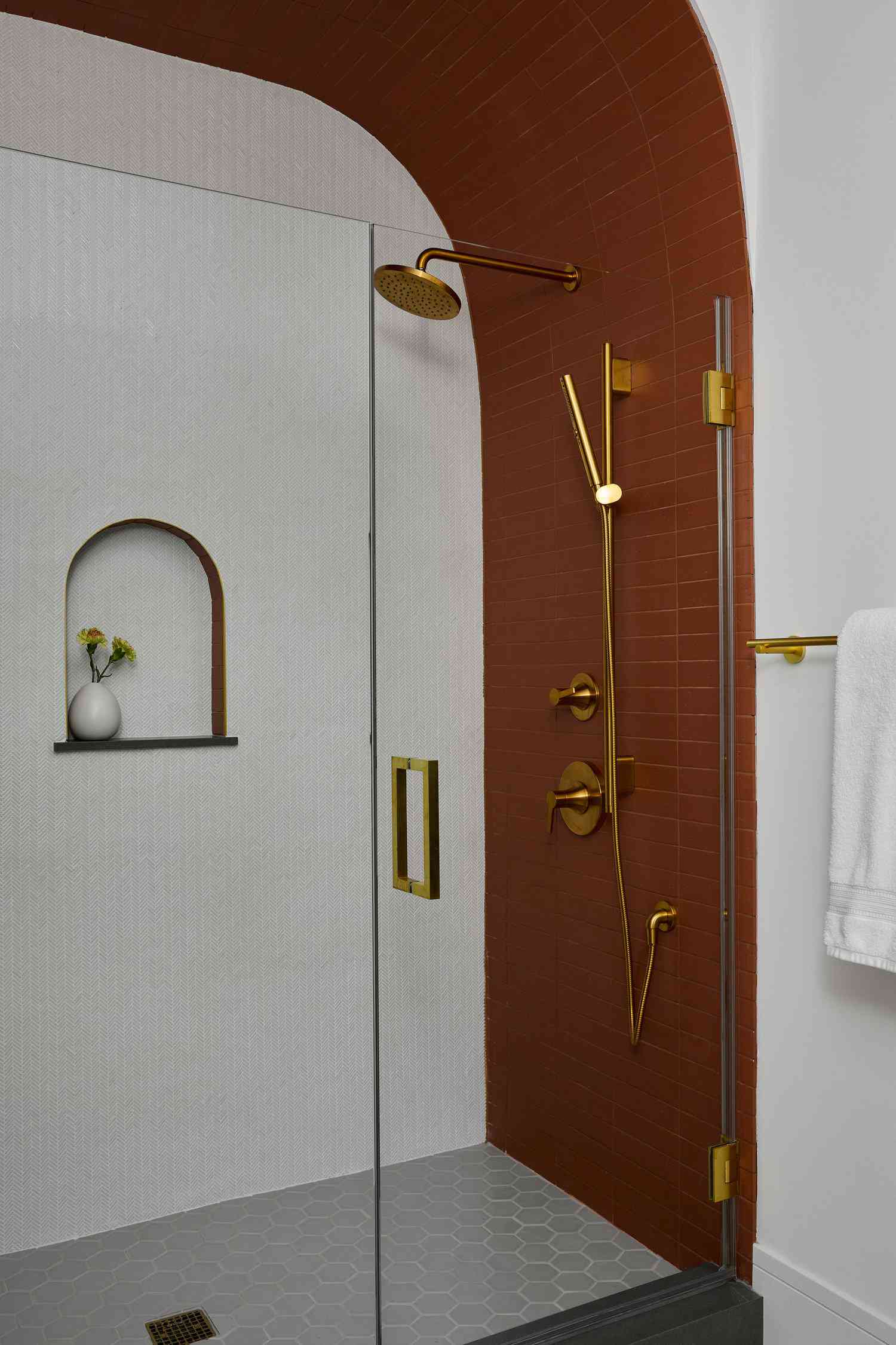 idées de carrelage pour douche de plain-pied couleur d'accent