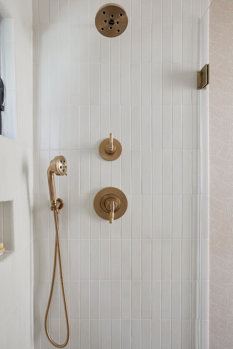 idées de carrelage pour douche à l'italienne blanc mat et cuivre