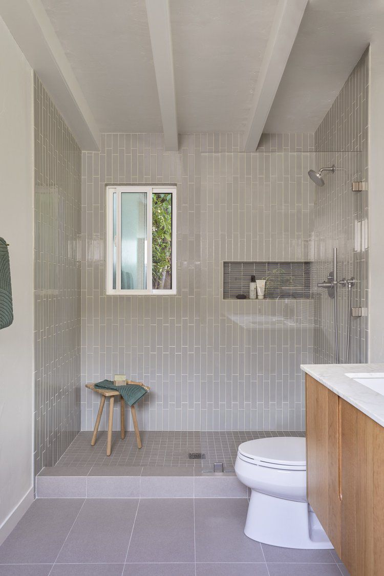 idées de carrelages pour douche à l'italienne monochrome