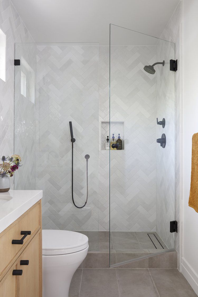 idées de carrelage pour douche à l'italienne en chevron