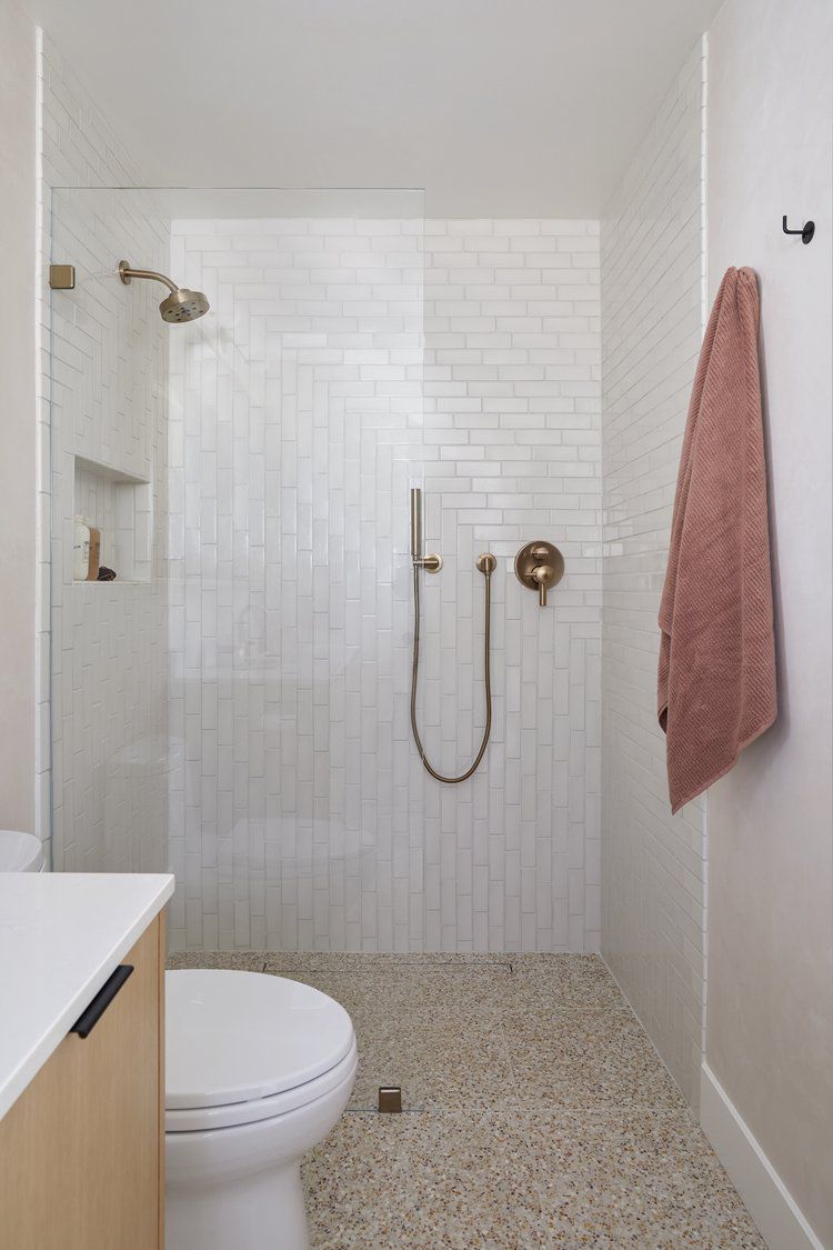 idées de carrelages pour douches de plain-pied à motifs géométriques