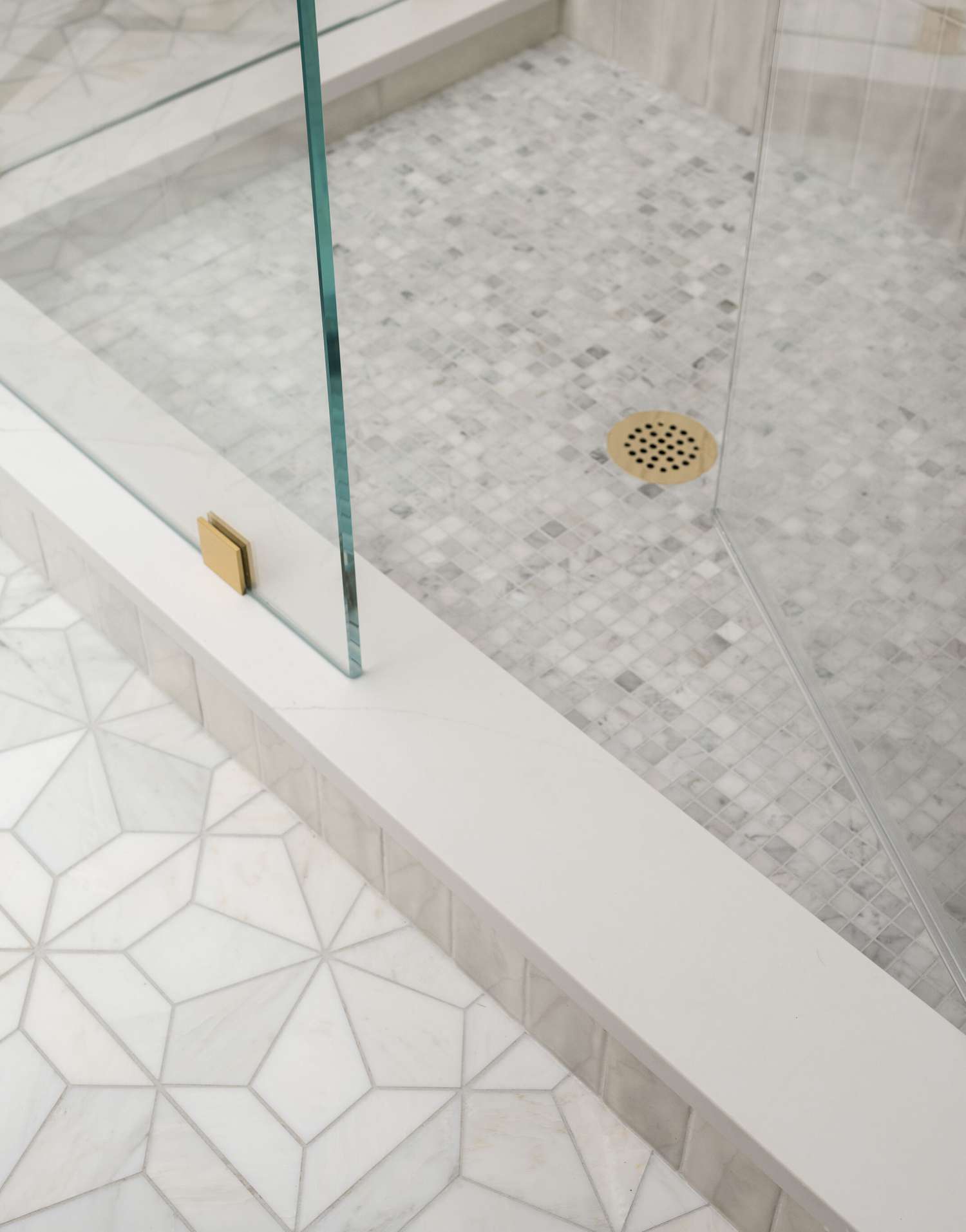 idées de carrelage de douche gris et bronze