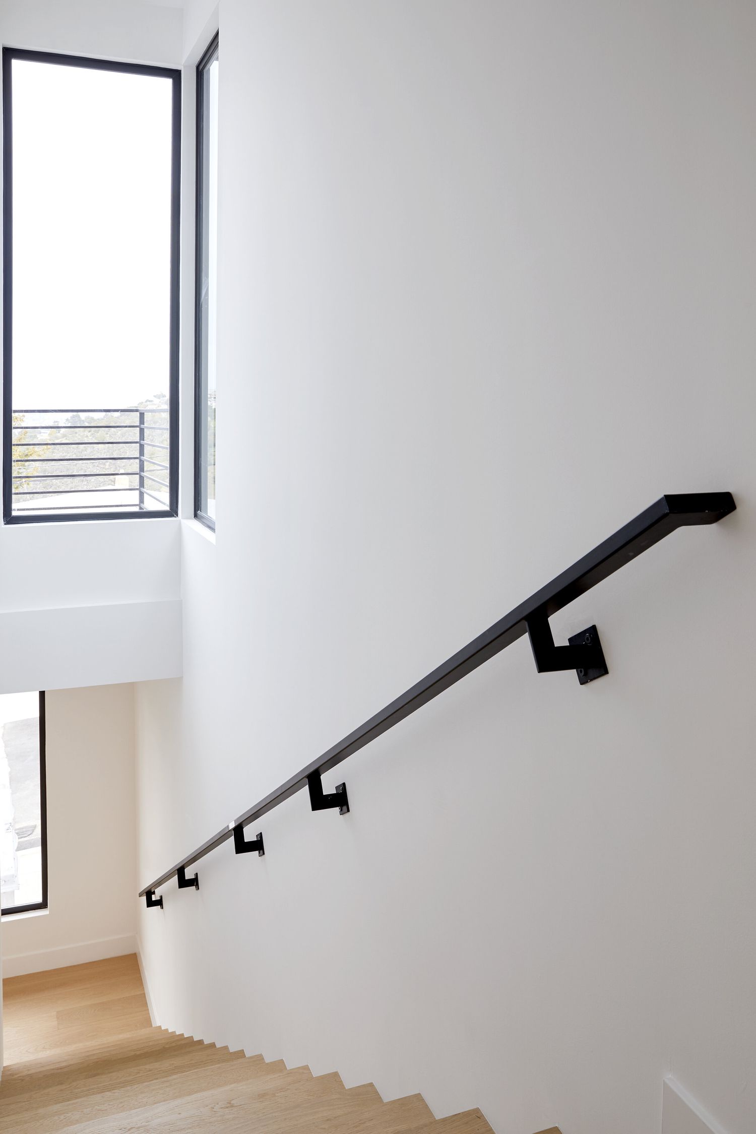 idées d'escaliers en bois noir mat et chêne