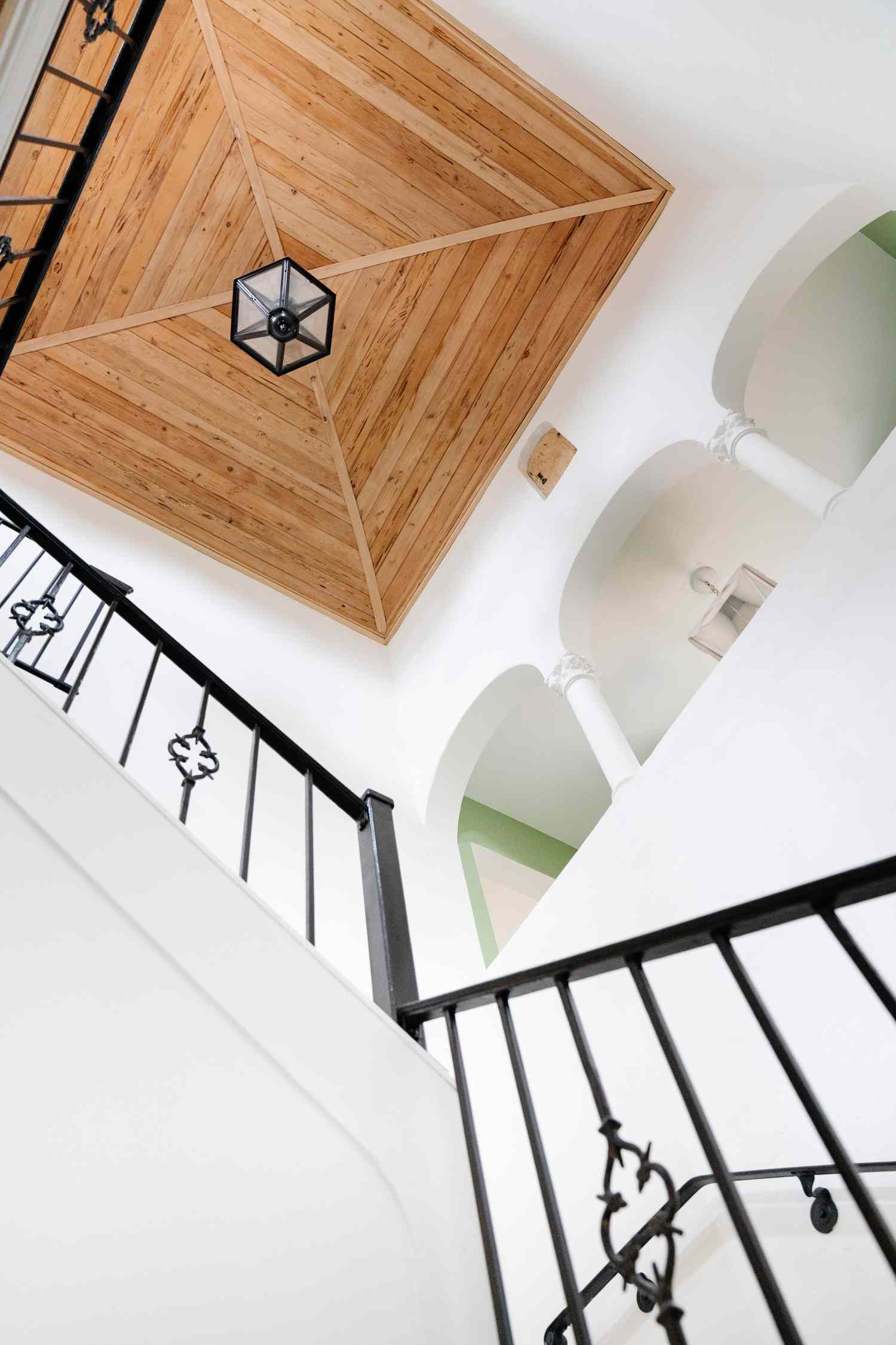 idées d'escaliers en bois plafond en bois