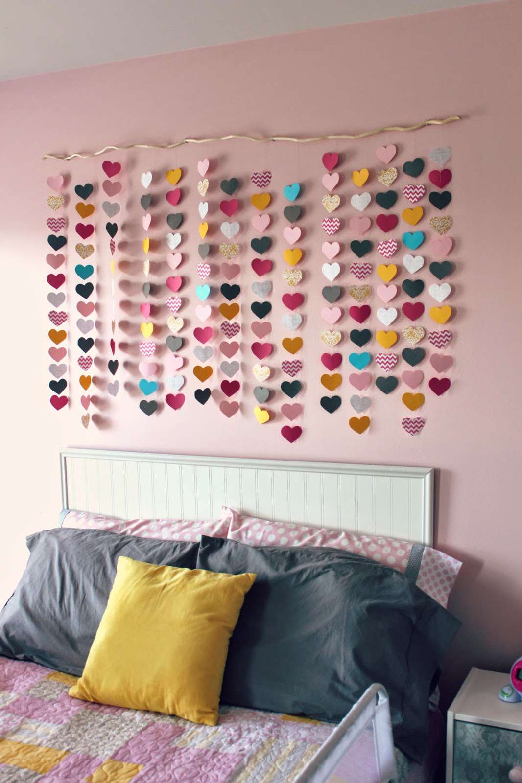 Art mural en papier perforé avec des coeurs
