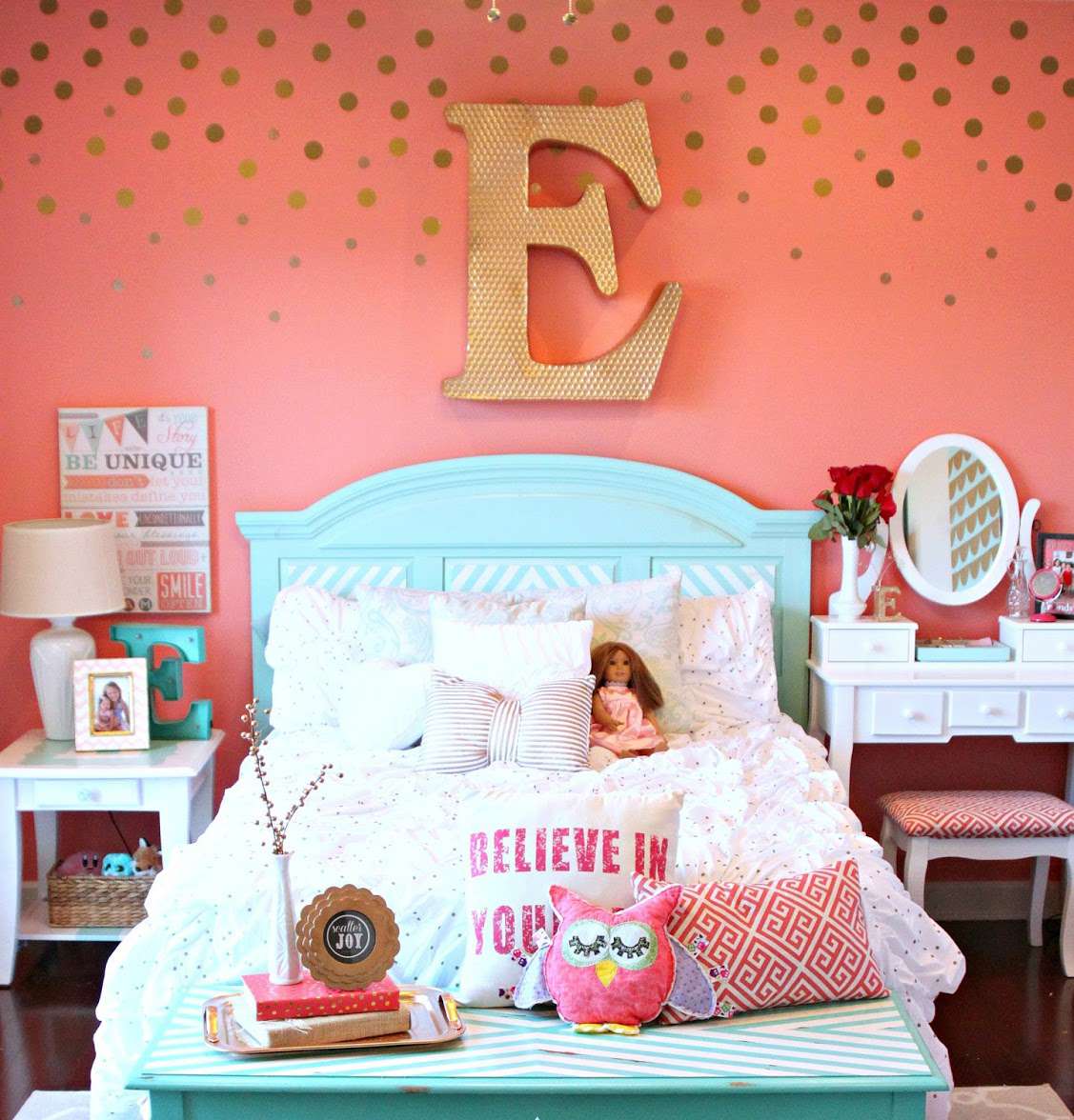 Chambre de fille avec décoration murale à pois dorés