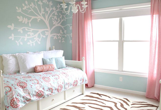 Chambre de fille bleue et rose avec peinture murale d'arbre