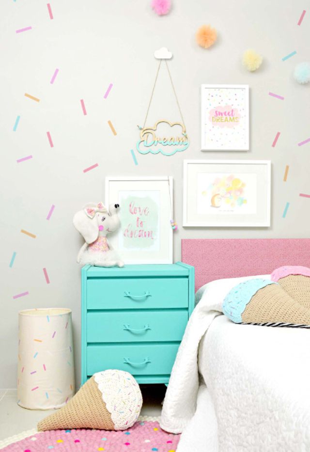 Chambre de fille sur le thème des friandises avec décoration murale en washi tape.