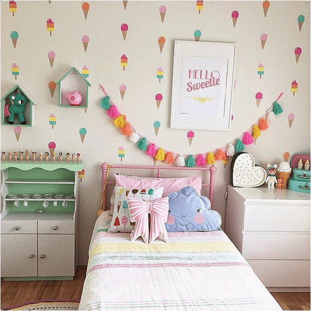Chambre de fille couleur sherbert sur le thème de la crème glacée