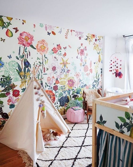 Chambre d'enfant Boho moderne avec un magnifique mur d'accent floral