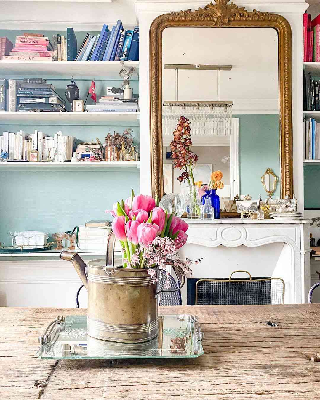 fleurs dans un appartement français