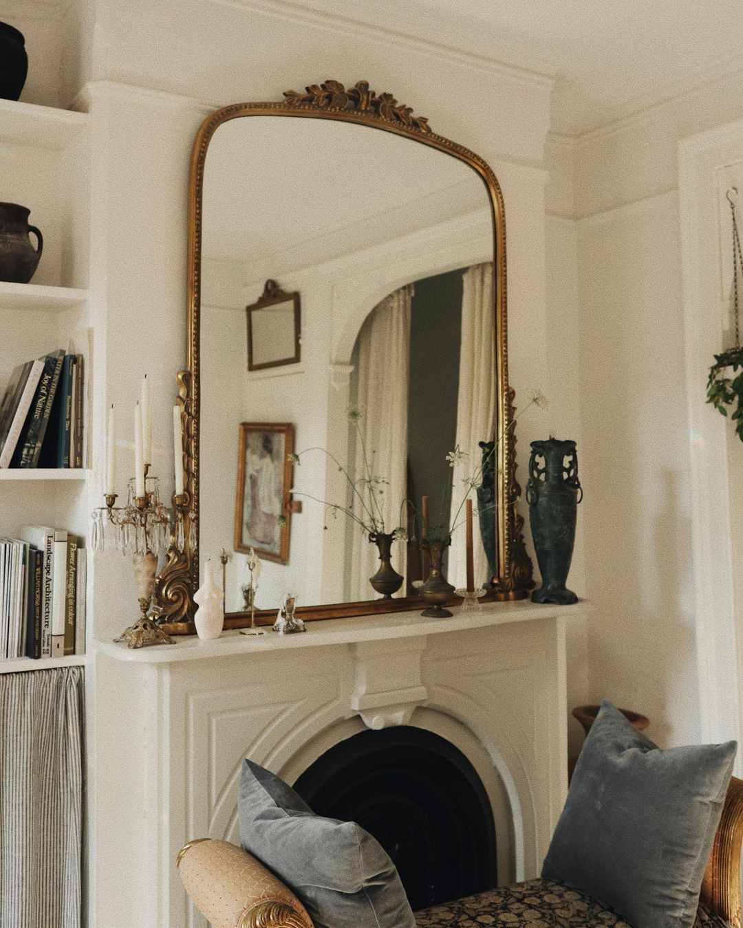 Miroir et manteau d'inspiration française