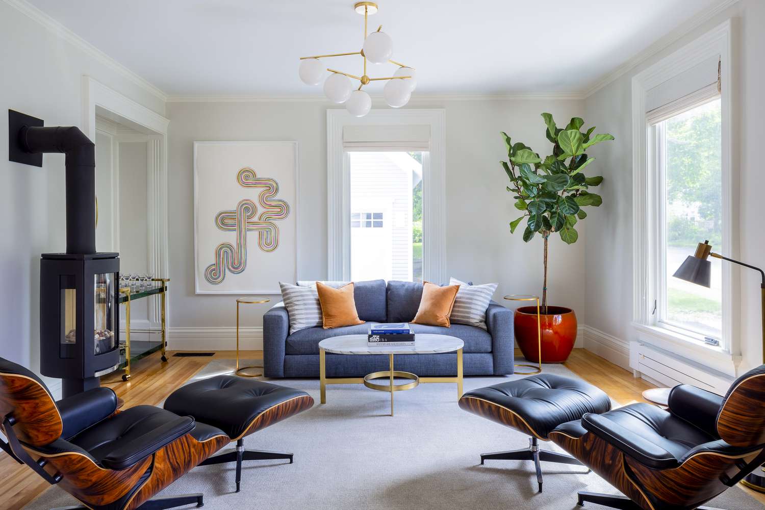 Salon moderne du milieu du siècle avec du bleu et de l'orange.