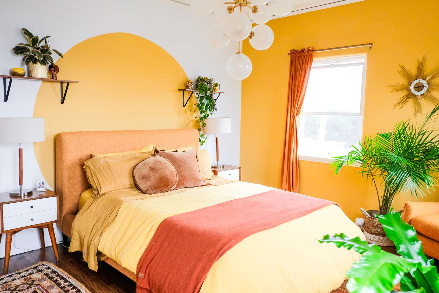 Chambre à coucher moderne du milieu du siècle, lumineuse et colorée.