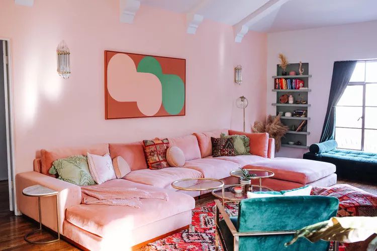 Salon moderne du milieu du siècle en rose et sarcelle.