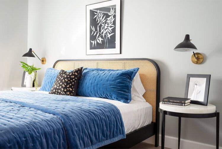 Chambre à coucher moderne du milieu du siècle avec du bleu et du noir.