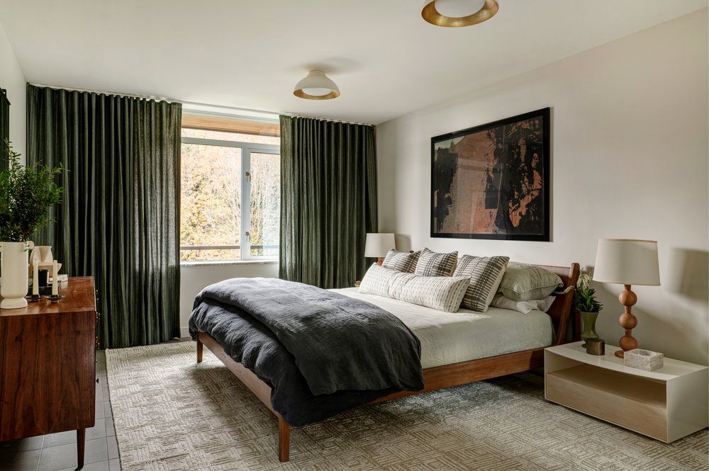 Chambre à coucher moderne du milieu du siècle avec du vert olive et du teck.