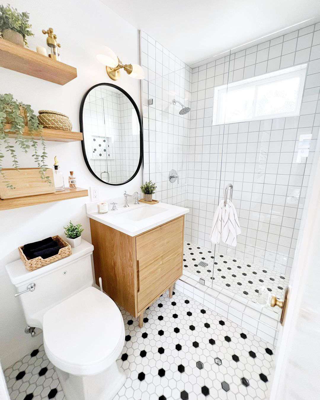 vanité et étagères dans une salle de bain boho