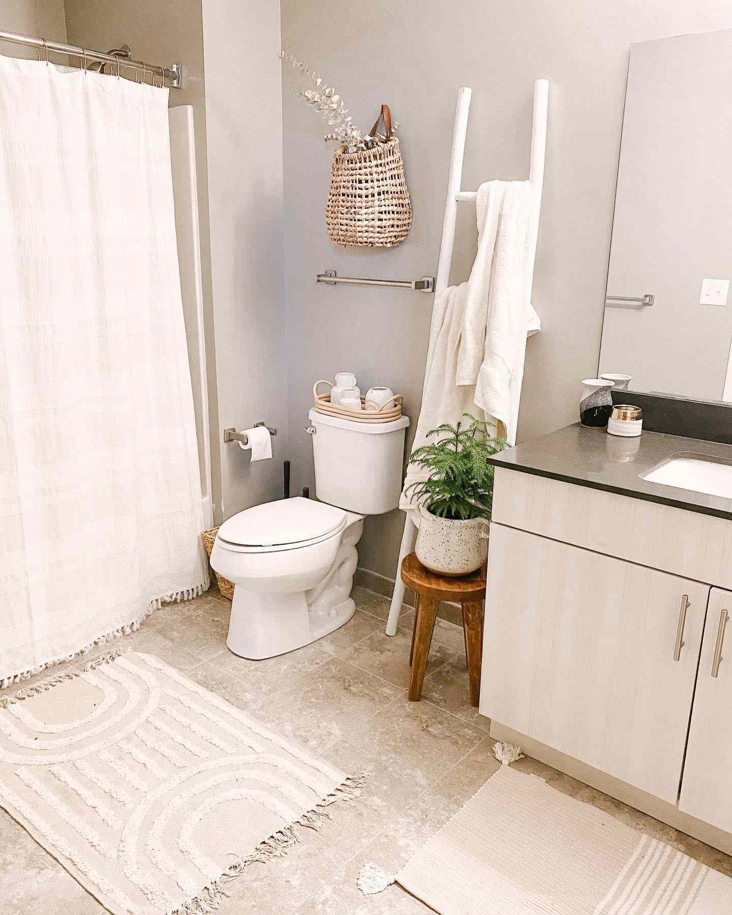 salle de bain boho avec rangement en échelle