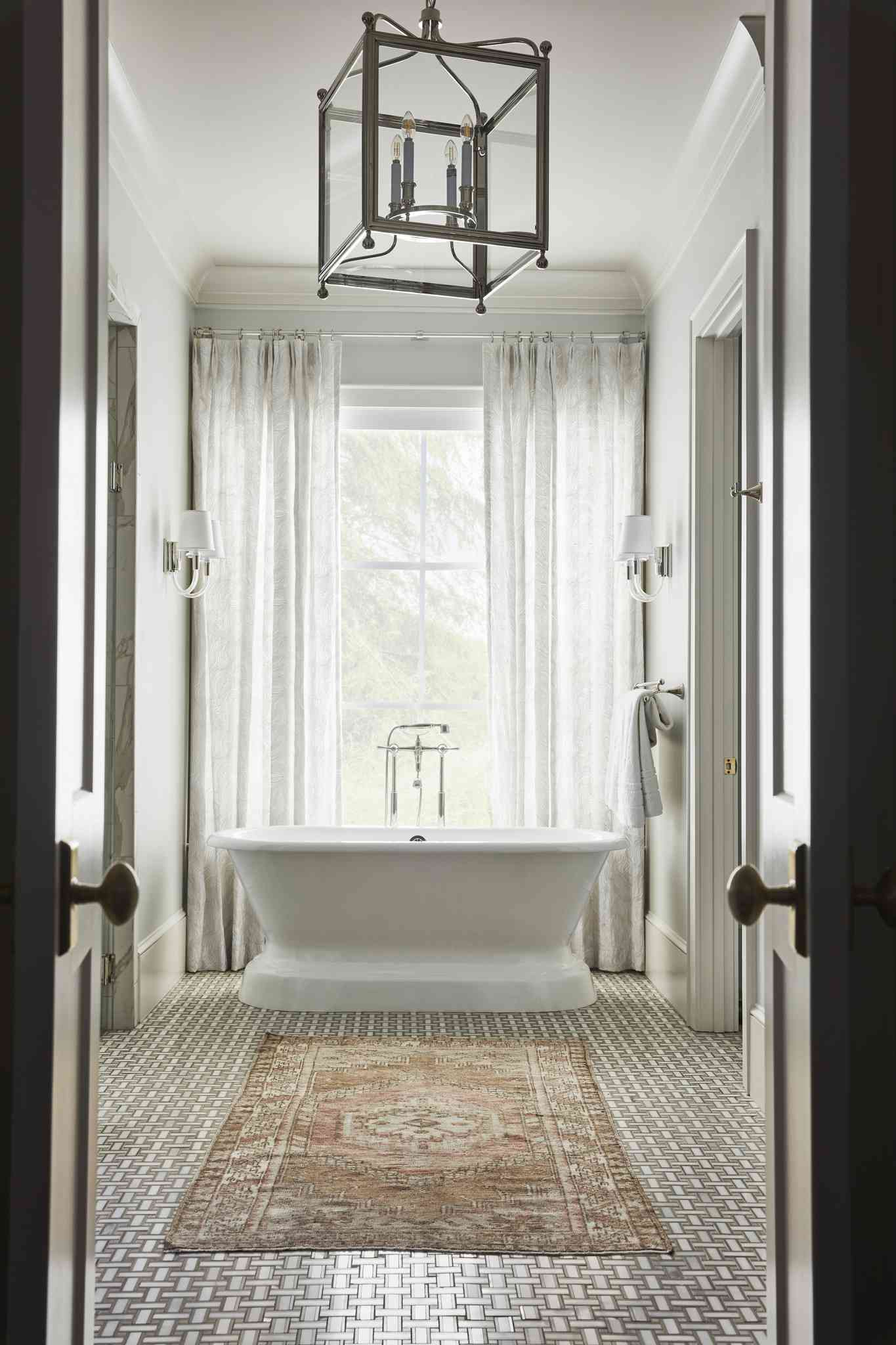 salle de bain avec rideaux derrière la baignoire