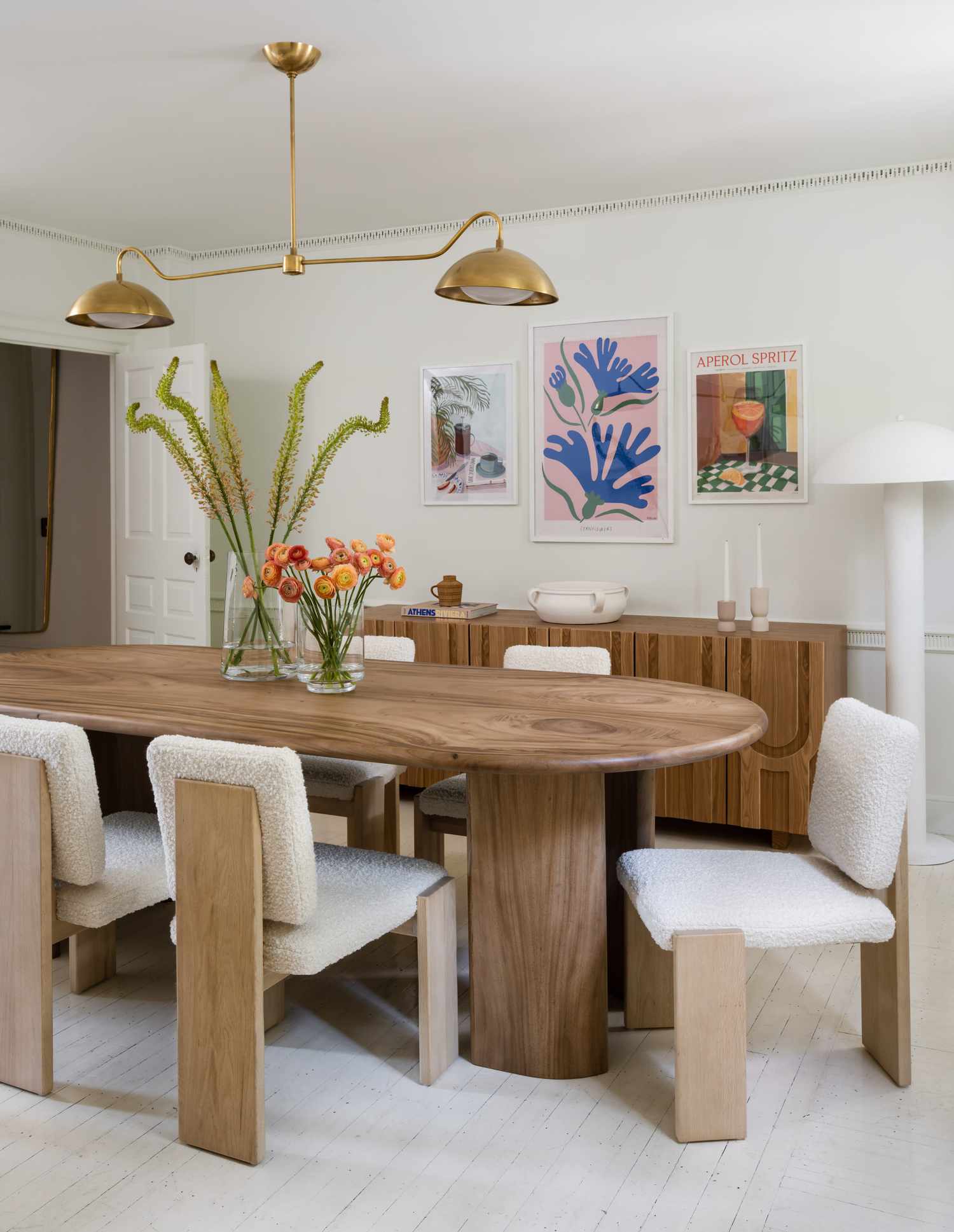 Salle à manger moderne du milieu du siècle dans des tons de blanc et de bois.