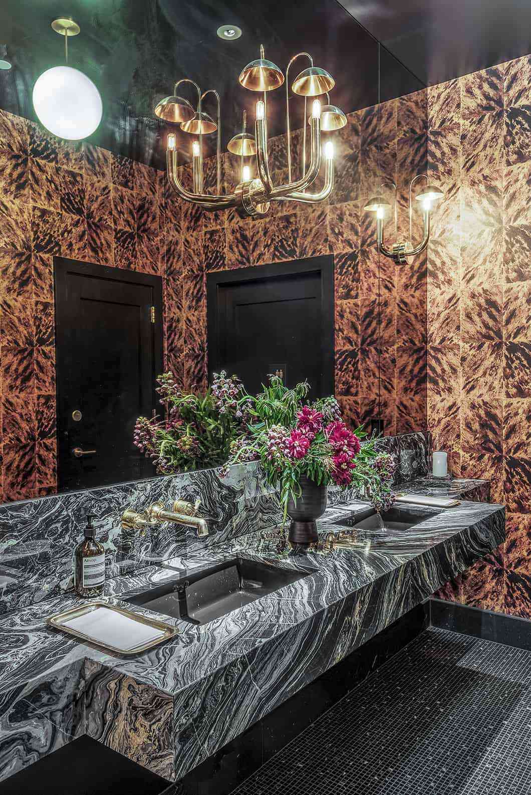 Salle de bain d'inspiration Art déco avec lavabo en marbre