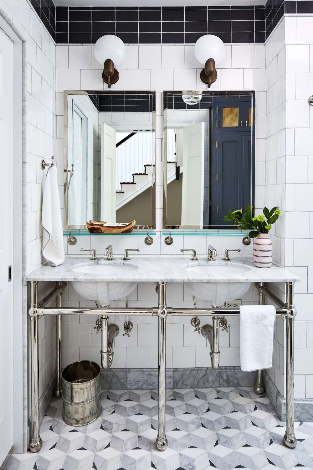 Appliques à globe au-dessus du meuble-lavabo de la salle de bains
