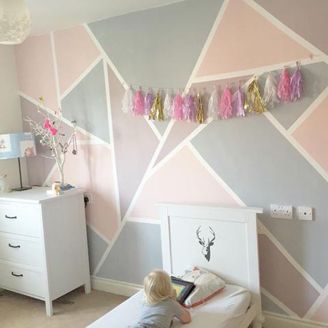 Décor mural géométrique dans une chambre de fille