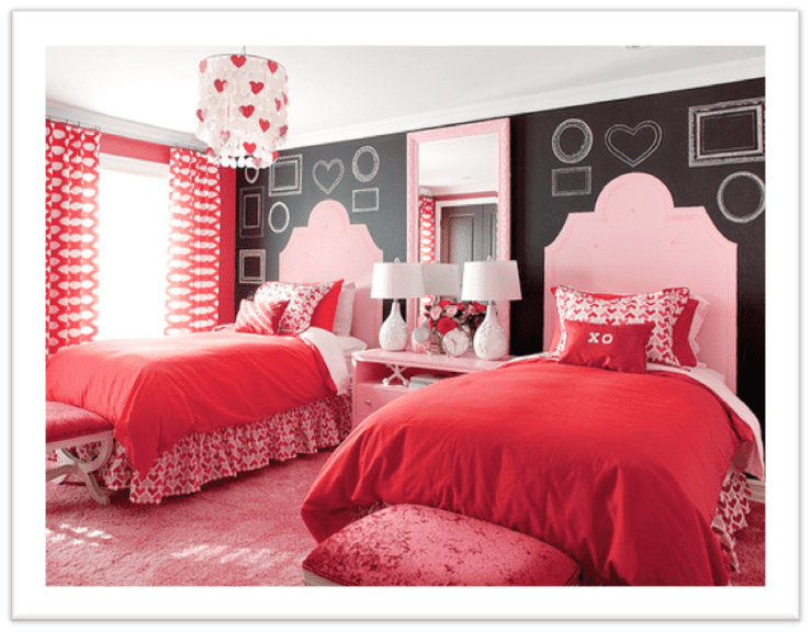 Chambre de filles rose et rouge avec mur d'accent en tableau noir