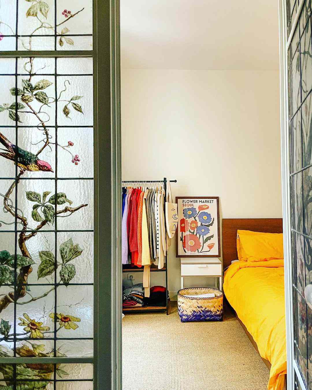 idées de chambres d'appartement porte-vêtements