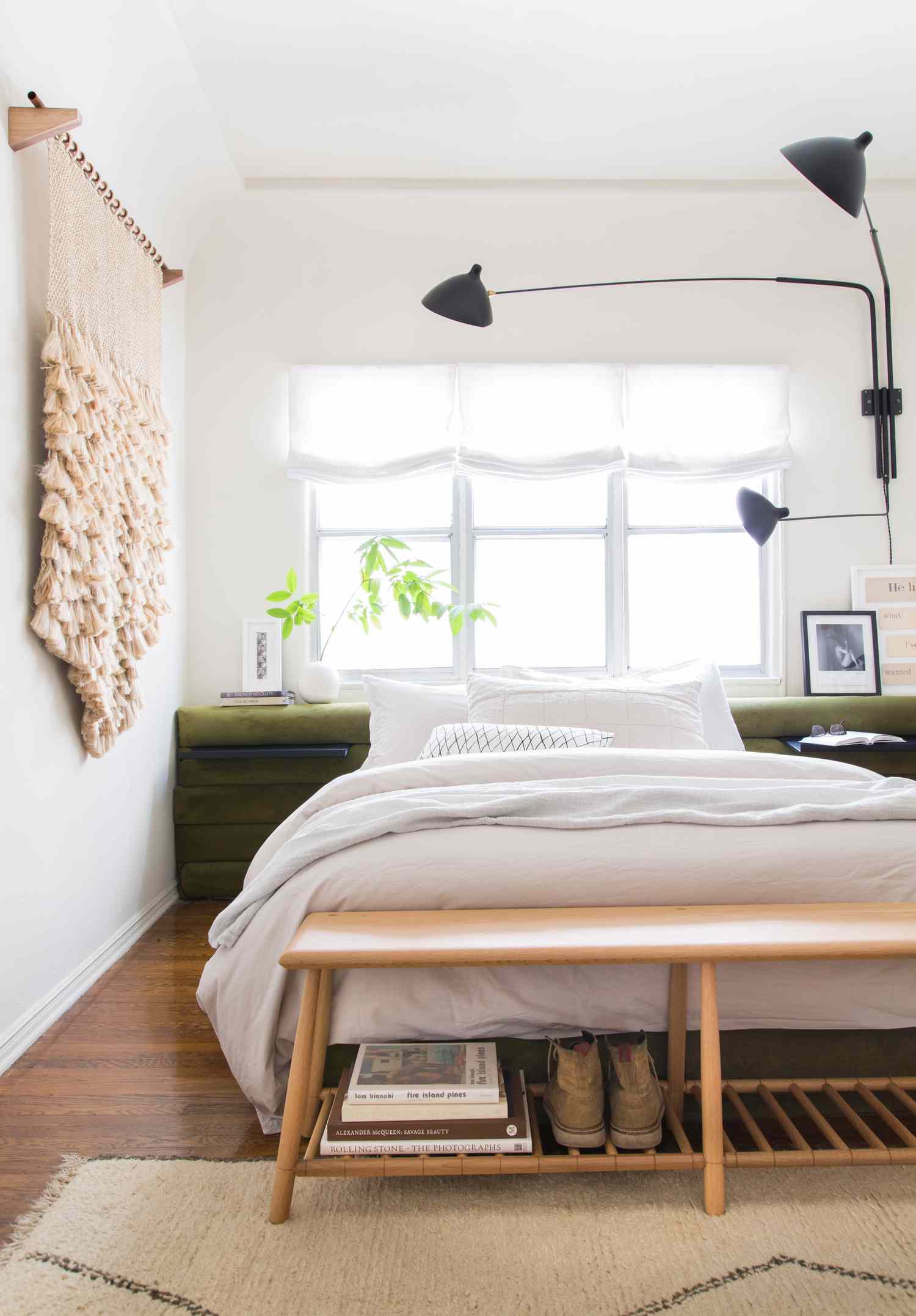 idées de chambres d'appartement lit contre fenêtre