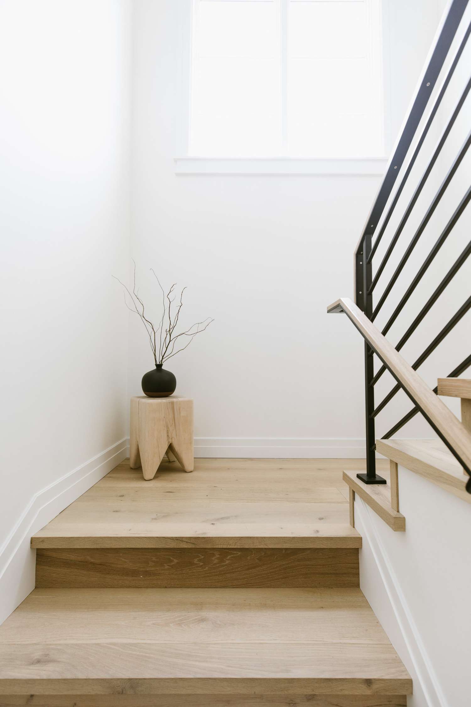 idées d'escaliers en bois pour mettre en valeur vos objets sur le palier