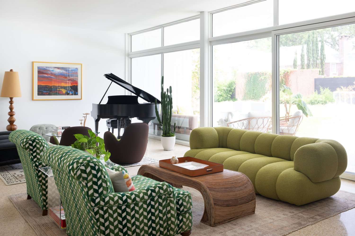 fenêtres non couvertes dans le salon