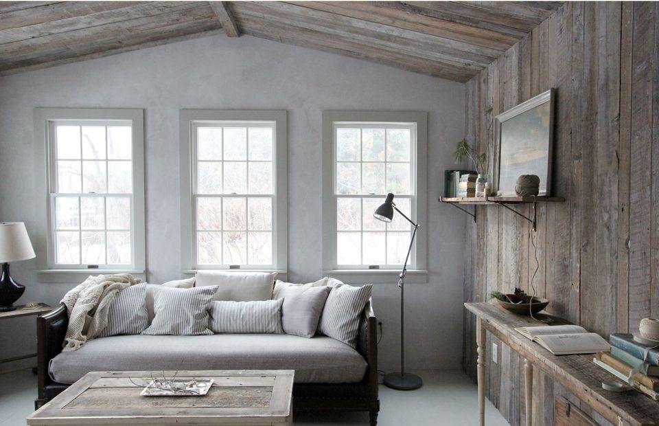 Salon avec murs en bois