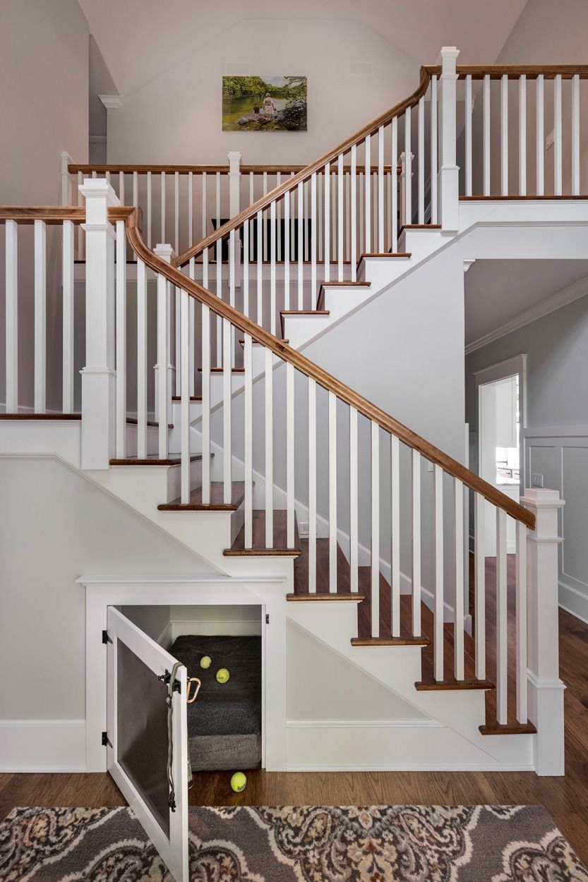 lit pour chien sous l'escalier