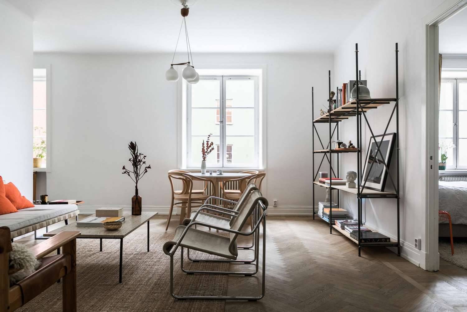 salon avec petite table à manger